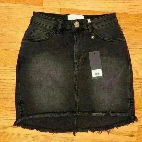One Teaspoon 2020 Black Swan Denim Mini Skirt NWT Size: 24 - Picture 1 of 10